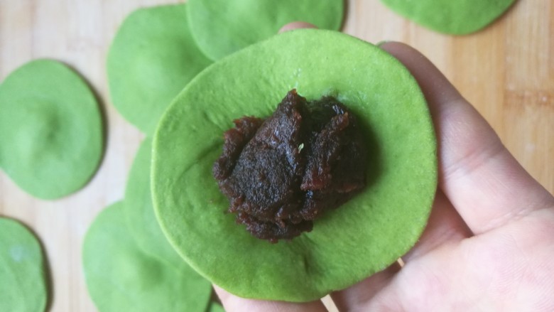 造型馒头——苦瓜豆沙包,取一块小面团 ,先把面团揉匀揉光滑,然后擀成四周薄中间厚的面皮,放入<a style='color:red;display:inline-block;' href='/shicai/ 4729'>豆沙馅</a>,像做包子一样包好。