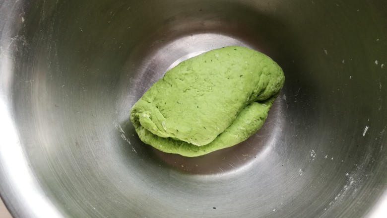 造型馒头——苦瓜豆沙包,和成面团。和好的面团要反复揉匀揉透,直到面团表面光滑细腻,切开后内部组织紧密无气泡。