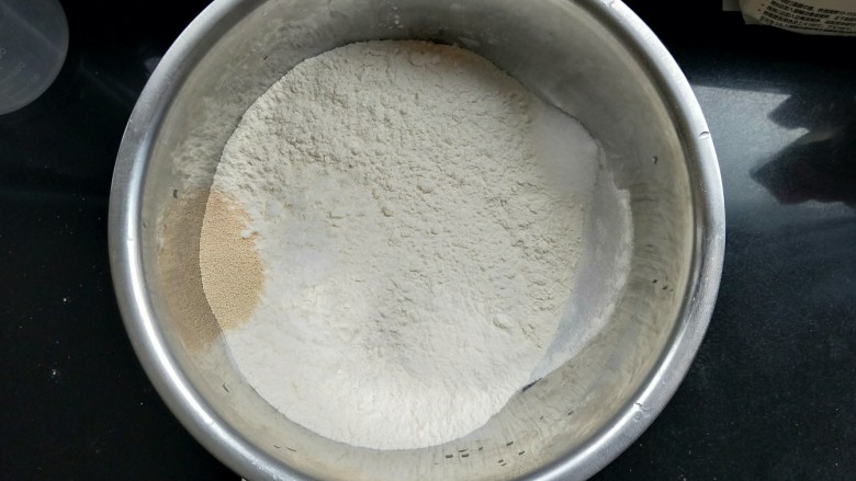 火腿香葱小面包,高筋面粉220克,低筋面粉30克,酵母2.5克,盐2.5克,白糖20克,加水合成面团。