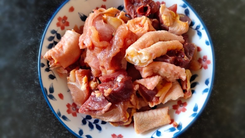 超简单家常版~香菇黄焖鸡,准备好一份新鲜的鸡块儿清洗干净。我用的是家养笨鸡,只用了半只