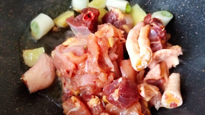 超简单家常版~香菇黄焖鸡,鸡肉比较新鲜,也清洗干净了,所以直接炒。