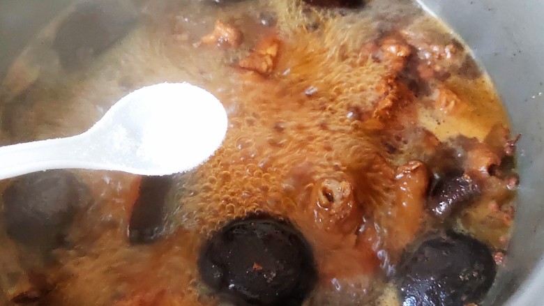 超简单家常版~香菇黄焖鸡,大火煮开之后加入食盐,继续转中小火慢煮两个多小时。