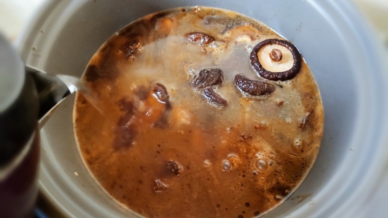 超简单家常版~香菇黄焖鸡,然后加入热水,水尽量多些,砂锅做的水量要大,因为炖煮时间会很长,而且这又是笨鸡,不容易炖烂