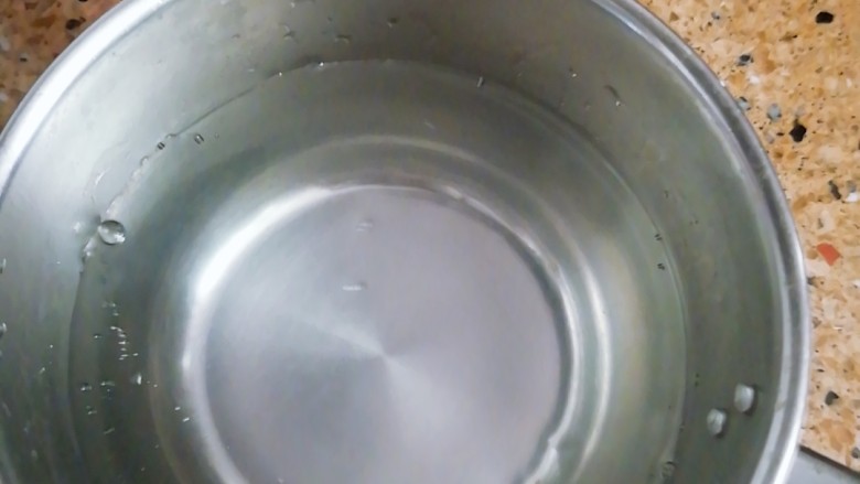 蒸蛋羹,<a style='color:red;display:inline-block;' href='/shicai/ 156925'>水</a>，半舀，大概五个鸡蛋打散的量，<a style='color:red;display:inline-block;' href='/shicai/ 156925'>水</a>记得加到鸡蛋里要沿碗壁慢慢加