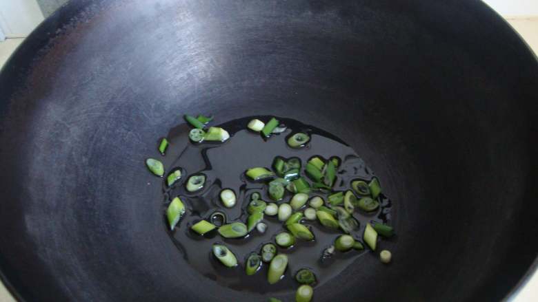 腰果虾仁(少油健康版), 底油爆香葱花