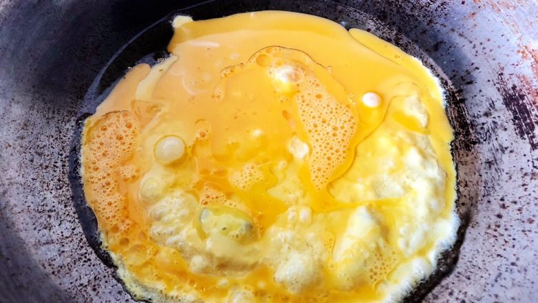 韭菜鸡蛋饺子,4.热锅下油,倒入鸡蛋