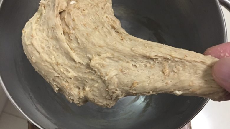 奶酪全麦面包,先用低速挡搅拌1分钟,转中速搅拌5分钟,再转高速搅拌40分钟,面团起筋可以拉伸。