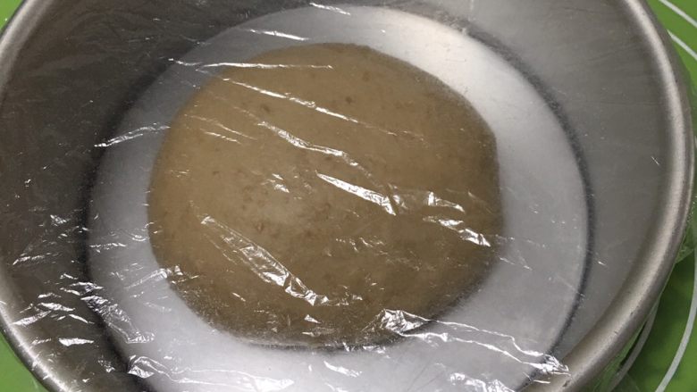 奶酪全麦面包,放入模具,盖上保鲜膜。