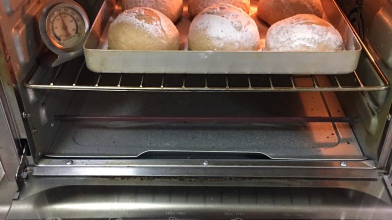 奶酪全麦面包,烤箱预热至190度,金盘送入烤箱,烤至20分钟,如果颜色过深可以加盖锡纸。