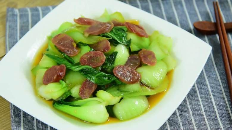 快手营养又下饭的家常小炒,油菜炒香肠—制作时间不长,又非常好吃。