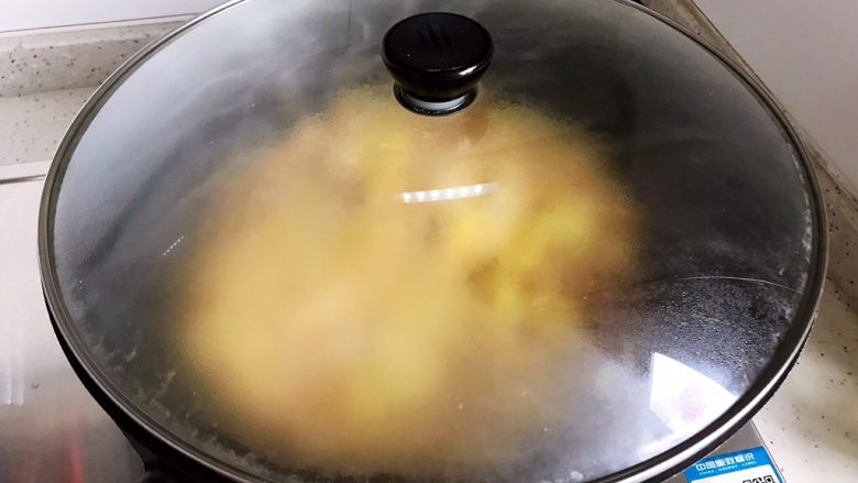 蚝油腐竹玉米笋,盖上锅盖,转小火,焖煮2分钟