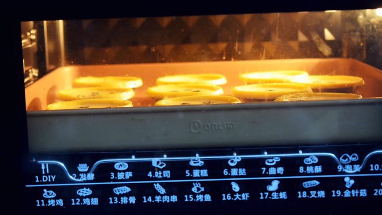 蓝莓蛋挞,再放入预热好的烤箱,上下火200度,中层烤20-25分钟,烤至蛋挞液凝固,表面金黄色即可
