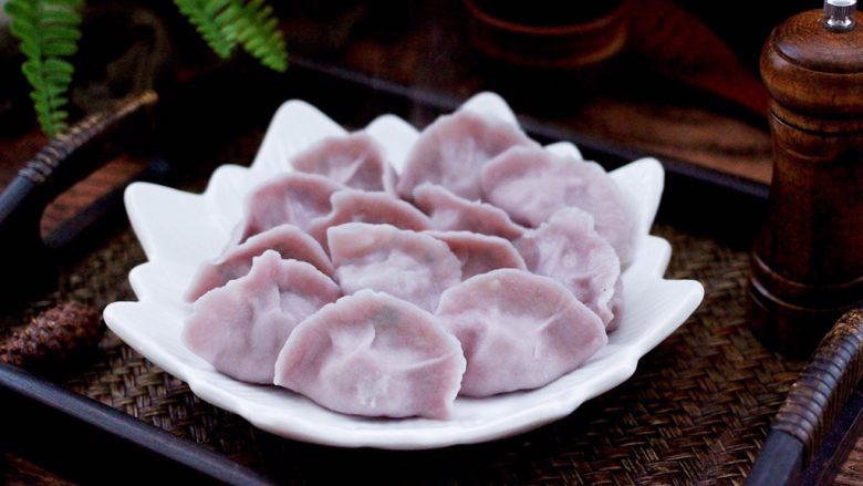 黄瓜海米饺子,把煮好的饺子,捞出沥干水分,盛入盘中后就可以享用了。