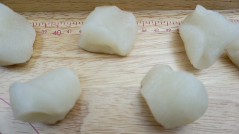 一口软糯奥利奥雪媚娘,取出分割成25克一个的小剂子