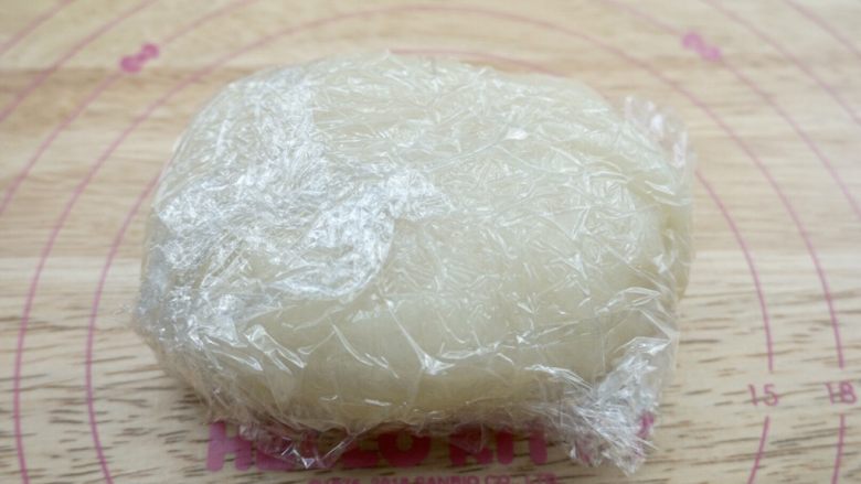 一口软糯奥利奥雪媚娘,揉光滑后送入冰箱冷藏