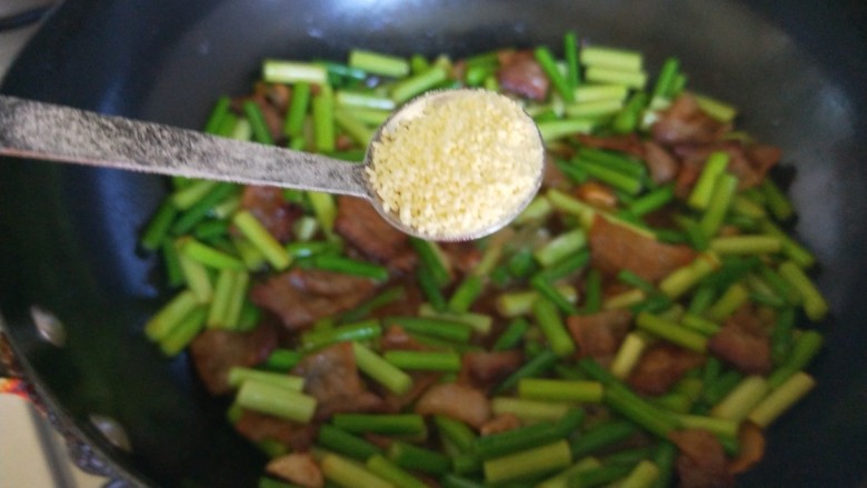 五花肉炒蒜苔,加入<a style='color:red;display:inline-block;' href='/shicai/ 813'>鸡粉</a>?