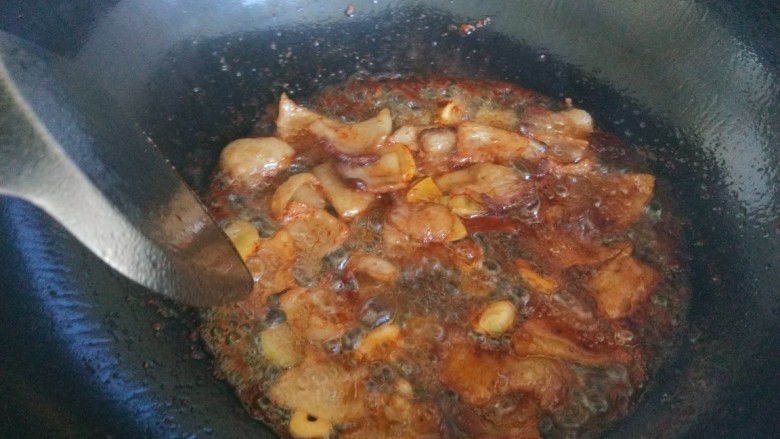 五花肉炒蒜苔,倒入酱油。<a style='color:red;display:inline-block;' href='/shicai/ 718'>料酒</a>?