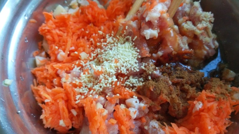 猪肉胡萝卜馅灌鸡蛋饼,<a style='color:red;display:inline-block;' href='/shicai/ 34374'>猪肉馅</a>加入<a style='color:red;display:inline-block;' href='/shicai/ 25'>胡萝卜</a>末，加入<a style='color:red;display:inline-block;' href='/shicai/ 756'>鸡精</a>，<a style='color:red;display:inline-block;' href='/shicai/ 744'>五香粉</a>，<a style='color:red;display:inline-block;' href='/shicai/ 762'>老抽</a>，<a style='color:red;display:inline-block;' href='/shicai/ 847'>香油</a>，花椒粉，盐搅拌均匀。