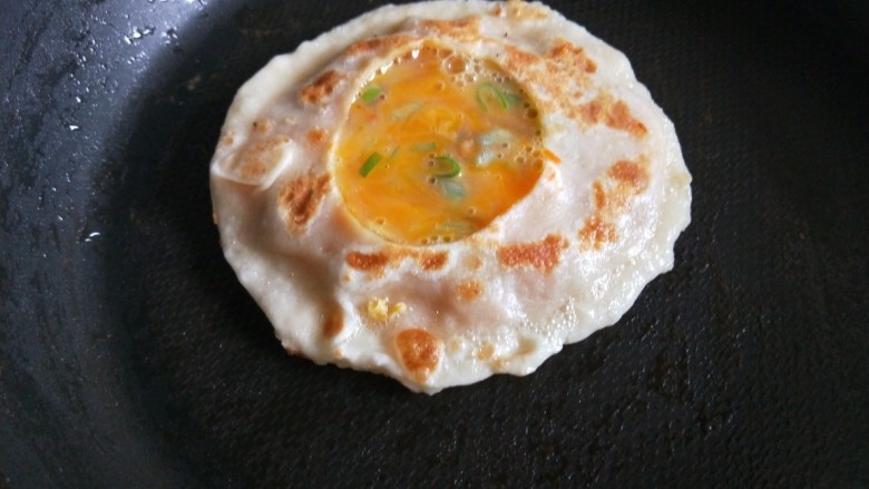 猪肉胡萝卜馅灌鸡蛋饼,碗中打入一个<a style='color:red;display:inline-block;' href='/shicai/ 9'>鸡蛋</a>，加入适量<a style='color:red;display:inline-block;' href='/shicai/ 3232'>香葱</a>，少许盐搅拌均匀，把<a style='color:red;display:inline-block;' href='/shicai/ 9'>鸡蛋</a>灌入饼口。