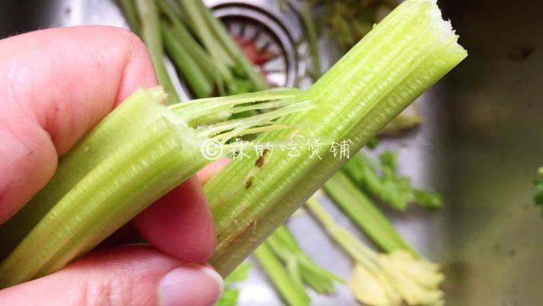 清炒西芹百合胡萝卜,<a style='color:red;display:inline-block;' href='/shicai/ 143'>西芹</a>要想口感好,吃起来更脆嫩,就要撕去老筋。