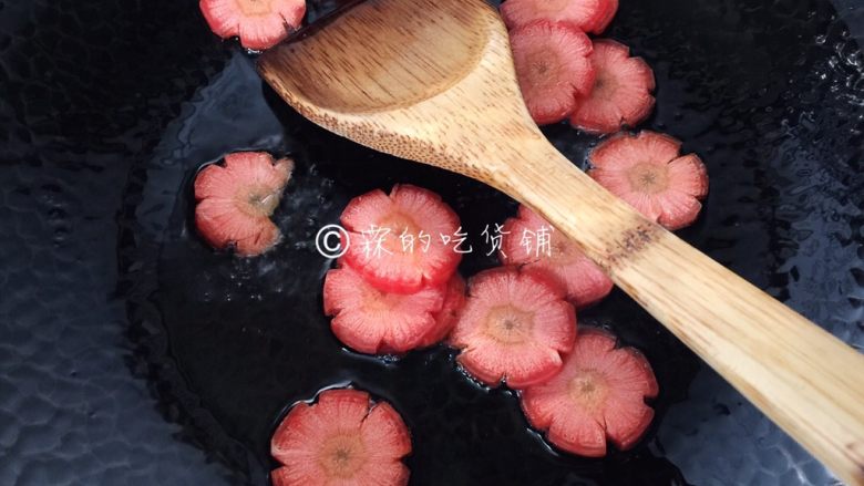 清炒西芹百合胡萝卜,油锅烧热,先把胡萝卜倒入煸炒。