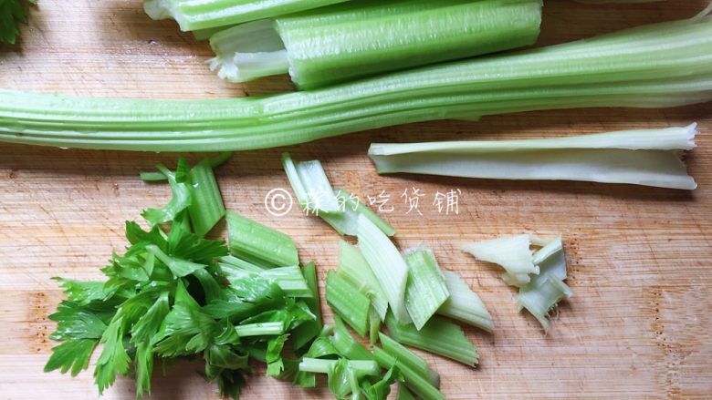 清炒西芹百合胡萝卜,洗净后切小段(芹菜叶,外面最老的那些不要,里面嫩的留下来,要知道,芹菜叶的营养可是比茎要好哦。)