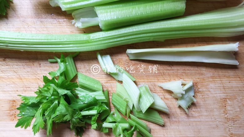 清炒西芹百合胡萝卜,洗净后切小段（芹菜叶，外面最老的那些不要，里面嫩的留下来，要知道，芹菜叶的营养可是比茎要好哦。）