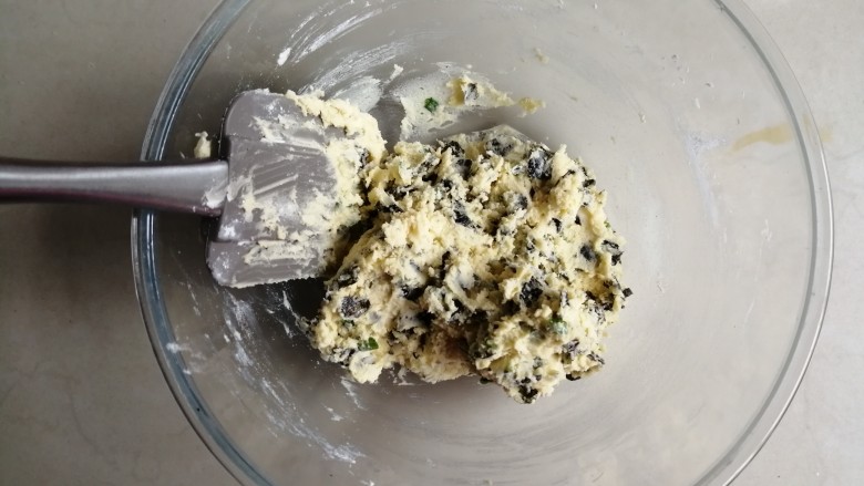海苔香葱饼干,拌成团,没干粉即可