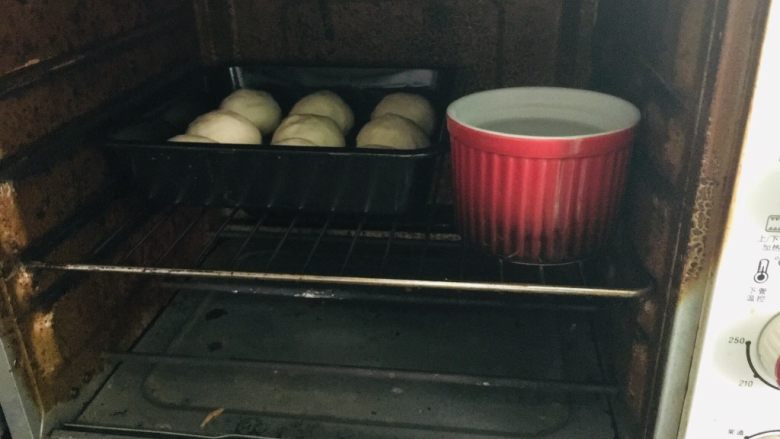 黑芝麻小餐包,烤箱不通电,放一碗开水在里面进行二发。