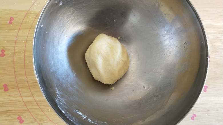 鸭香菠菜咸挞,揉成光滑的面团(只要成团即可,切不可用力揉搓),将面团用保鲜膜包起来,放冰箱冷藏松弛一个小时!