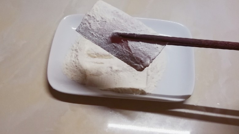 红烧蒜香带鱼,反正面均匀包裹一层面粉 备用