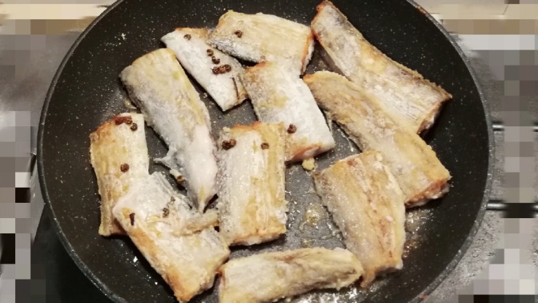 红烧蒜香带鱼,煎至有了黄色的硬壳 翻面煎另一面