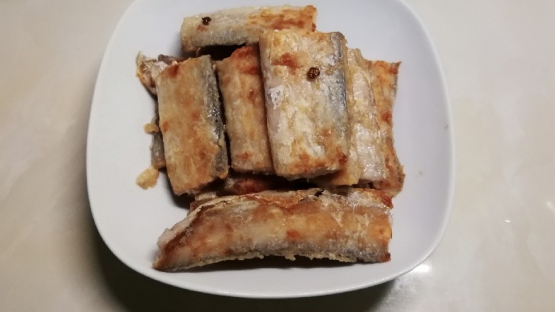 红烧蒜香带鱼,依次将所有的鱼块煎好