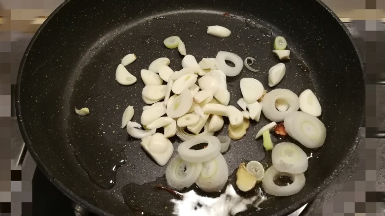红烧蒜香带鱼,炒香葱姜蒜 八角
