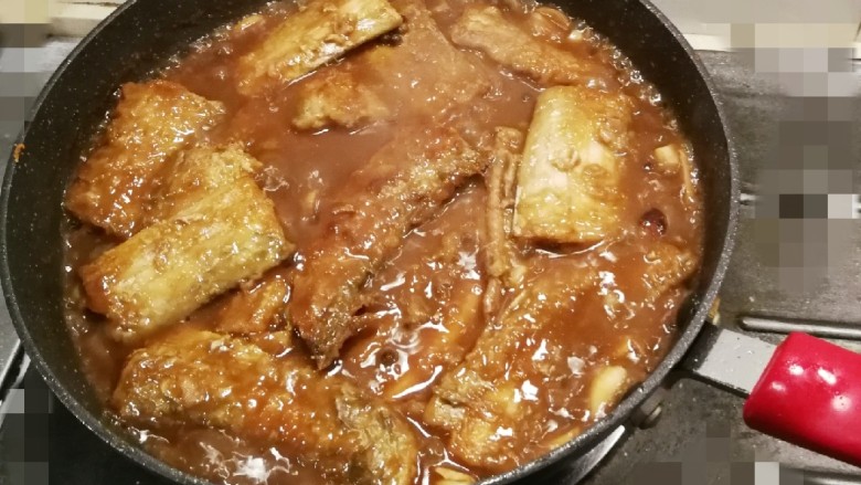 红烧蒜香带鱼,烧至汤汁浓稠 期间晃动炒锅 不让鱼块与锅底粘连
