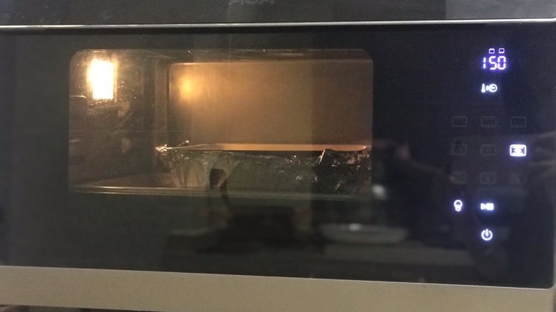 蜂蜜古早蛋糕,采用水浴法:蒸烤箱选择上下火烘烤加蒸的功能,普通烤箱烤盘里装满热水(大约2里面),然后放入模具。提前预热烤箱,150度烤70分钟左右,放在中下层。