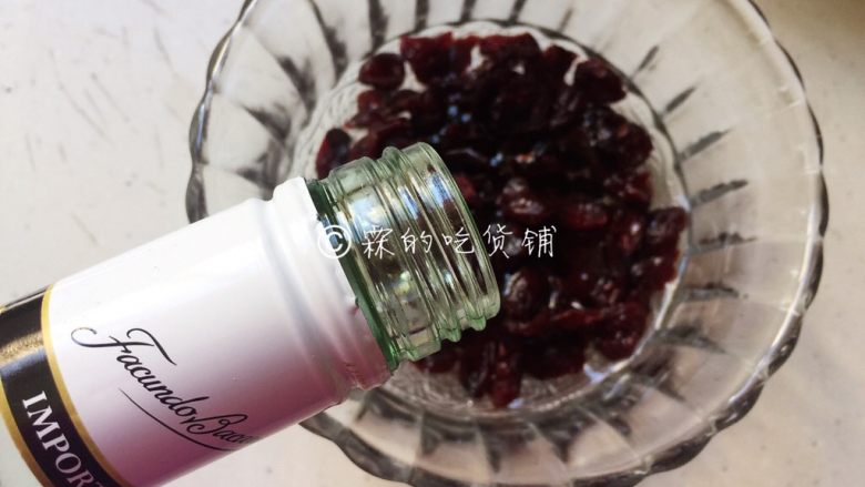蔓越莓马芬 简单到极致的小白蛋糕,蔓越莓可以先用朗姆酒或凉白开浸泡一会儿,当然,不泡也可以,但个人感觉泡过的会更好吃些,尤其是朗姆酒泡的。