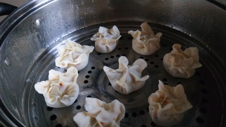 早餐猪肉胡萝卜 白菜蒸饺,放在蒸屉上。