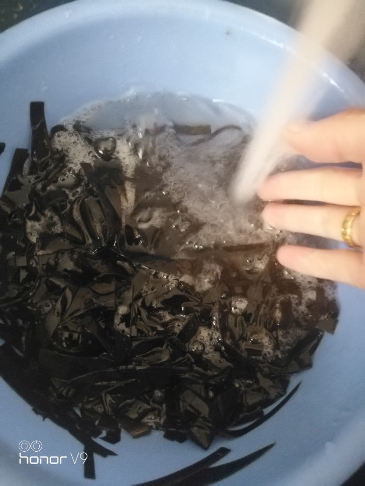 海带糖水,加水冲洗(反复洗几次)