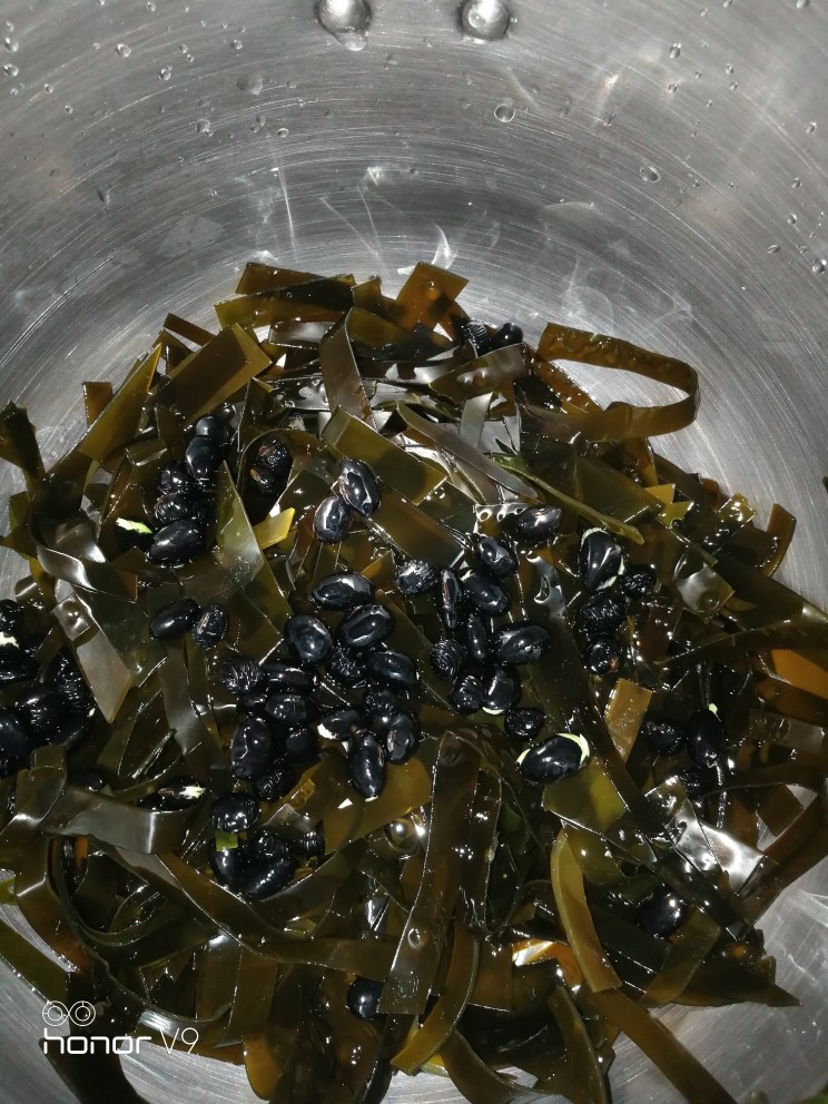 海带糖水,高压锅里面倒入海带和黑豆