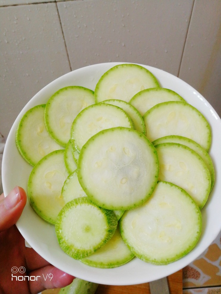 西葫芦酿肉,装盘备用(由于盘子太少,我只切了半个,这是半个的量)