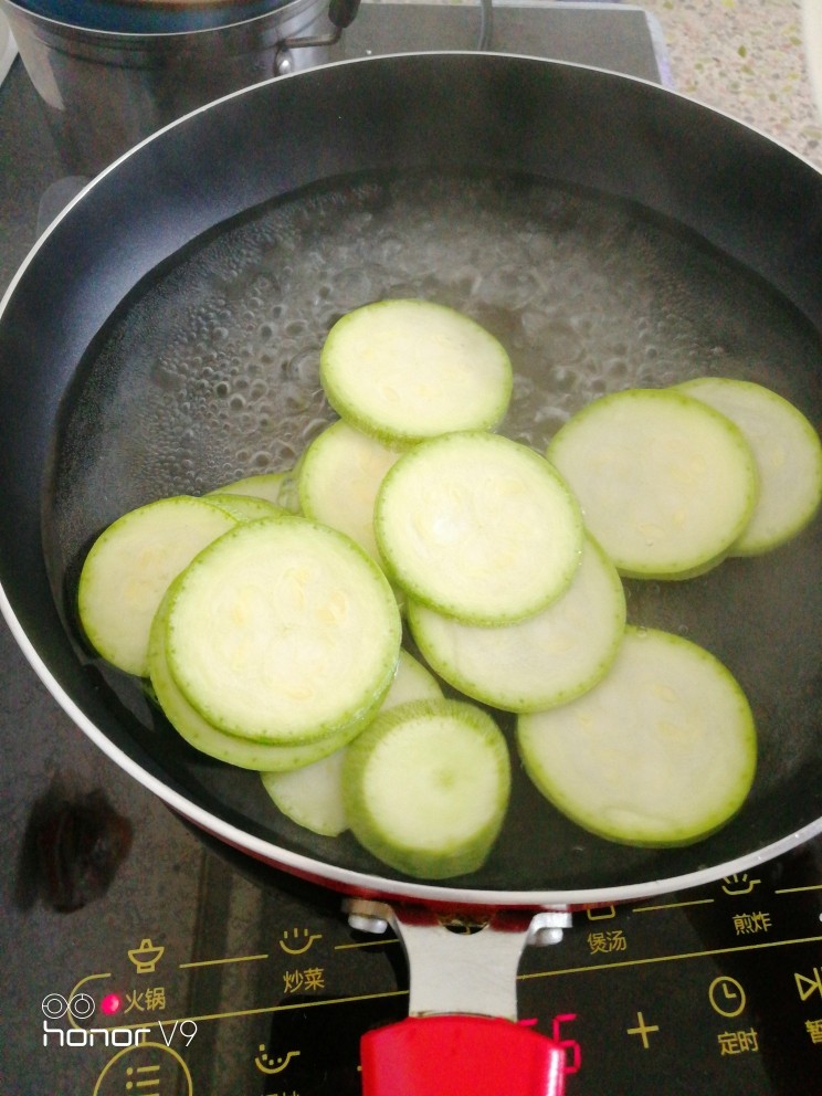 西葫芦酿肉,下西葫芦,让它变软