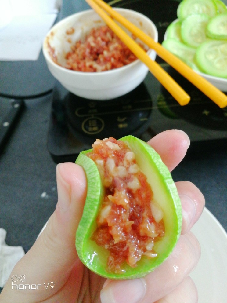 西葫芦酿肉,中间放腌制好的肉,按一下