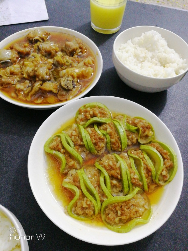 西葫芦酿肉,配上一碗白饭，晚餐就这样搞定了