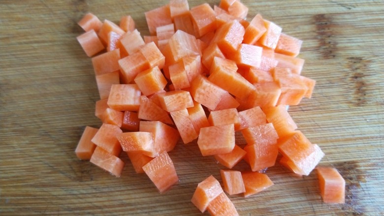 豌豆炒肉末 新文美食,<a style='color:red;display:inline-block;' href='/shicai/ 25'>胡萝卜</a>去皮洗干净切成小丁。