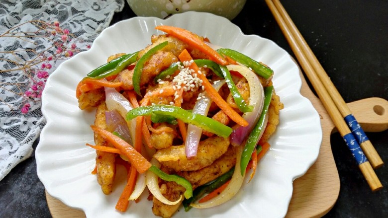 椒盐排条,拍上成品图,一道香酥又美味的椒盐排条就完成了。