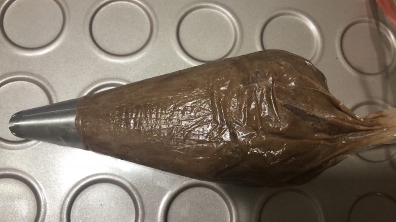 可可曲奇,把面糊放入事先准备好的裱花袋里,稍作整理,在裱花袋大口哪里用绳子扎紧后,在一次性裱花袋外面装个布袋或硅胶袋。