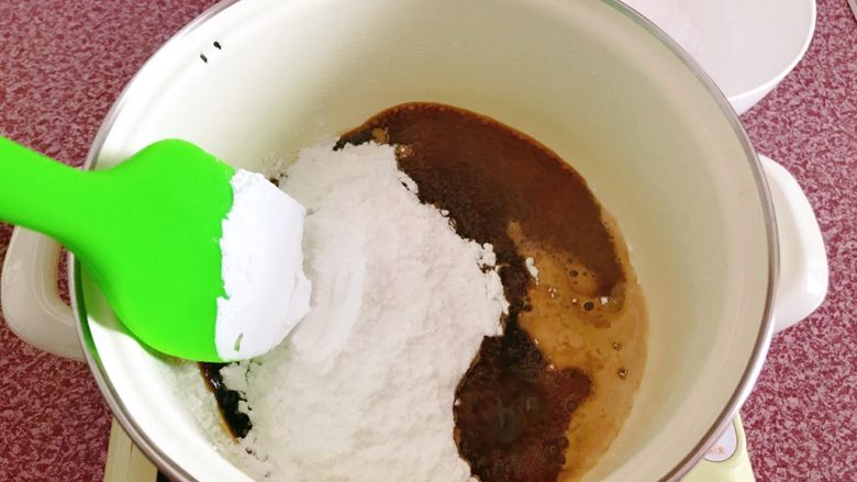 黑糖珍珠奶盖奶茶,关火,迅速加入木薯粉。