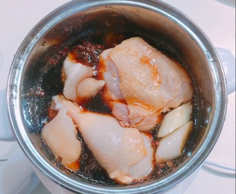蹄焖鸡,在锅中先倒入600毫升水(锅胆上有刻度),再把准备好的食材和调料都放进锅里。