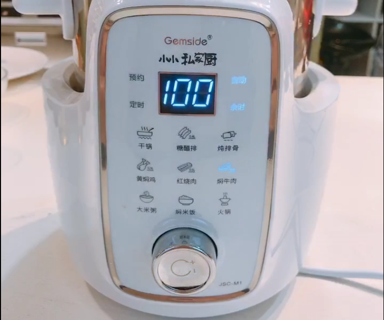蹄焖鸡,功能键旋转到【焖牛肉】键,程序开始自动烹饪。